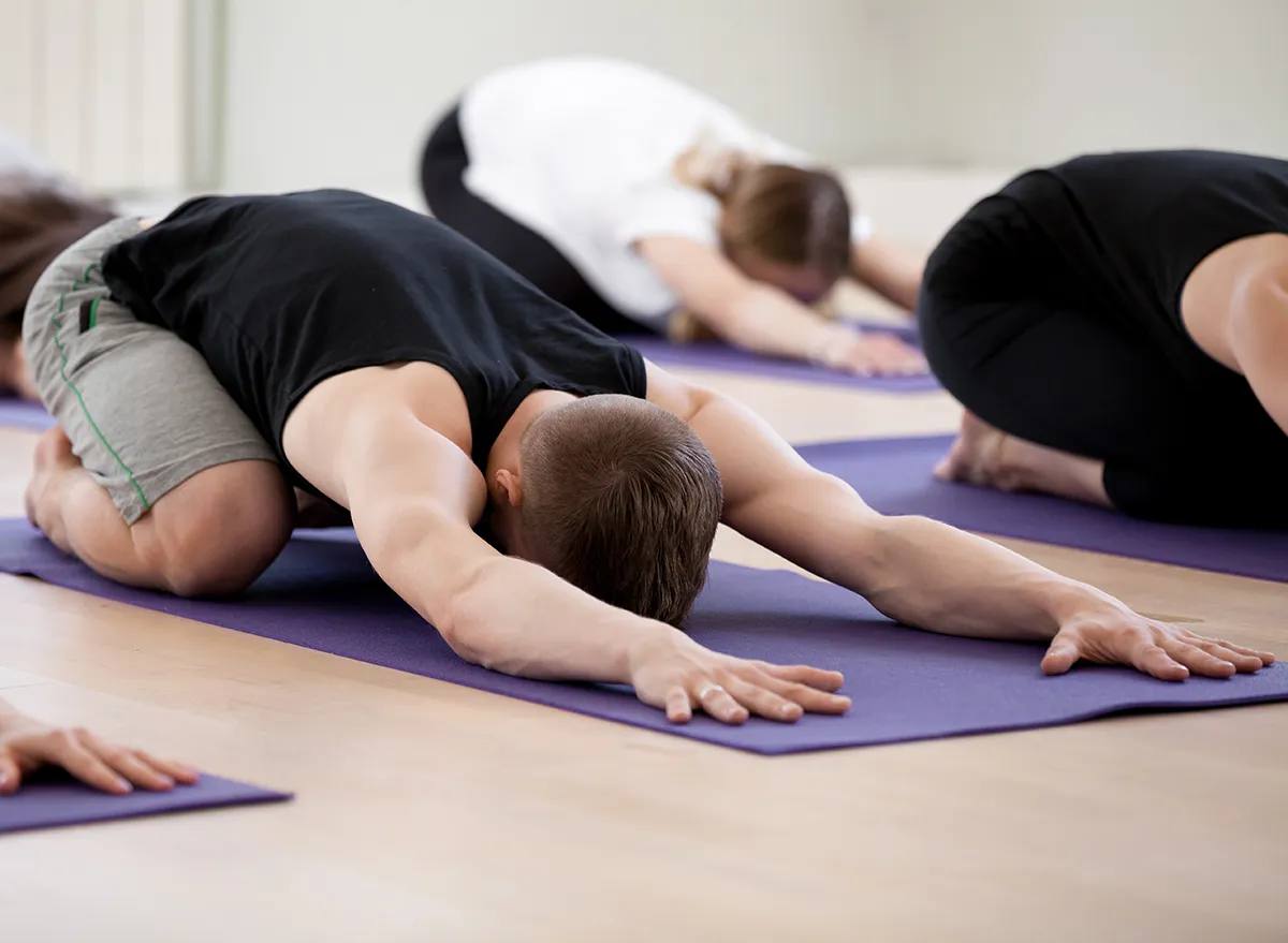 6 вечерних упражнений, которые расслабляют тело лучше, чем массаж